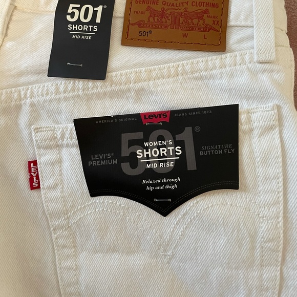 Levi’s 501 Mid Rise Shorts Distressed Wedgie fit - Picture 8 of 9